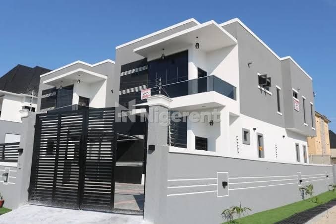 Modern 2-Bedroom Luxury Apartment with Pool
