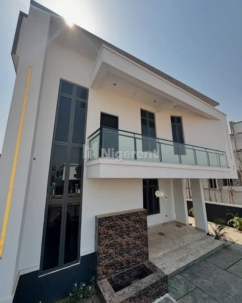 Modern 2-Bedroom Luxury Apartment
